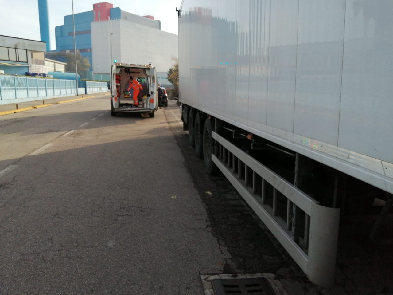 Cade dalla scaletta del camion e batte la testa. Elisoccorso a Trezzo sull’Adda