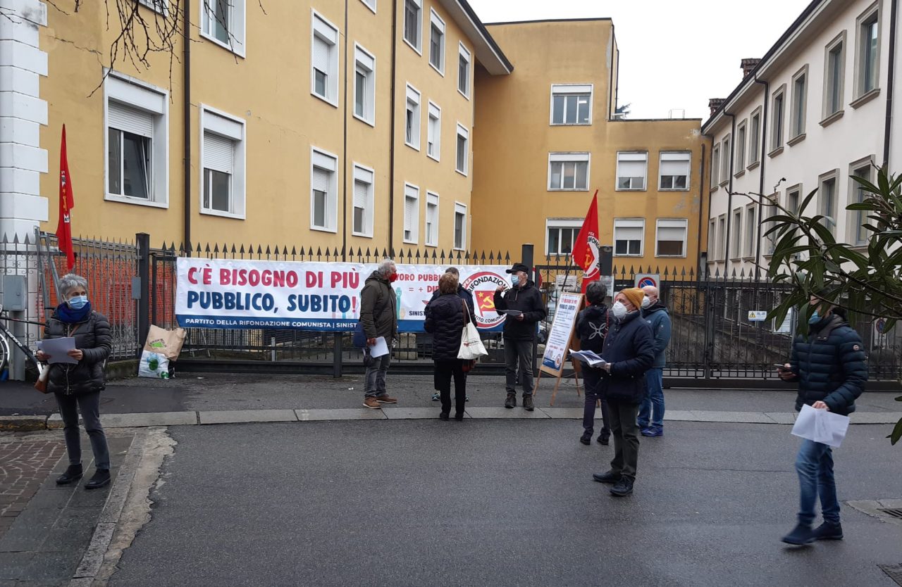 Rifondazione comunista manifesta davanti all’ospedale Uboldo per avere più servizi pubblici