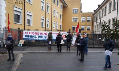 Rifondazione comunista manifesta davanti all'ospedale Uboldo per avere più servizi pubblici