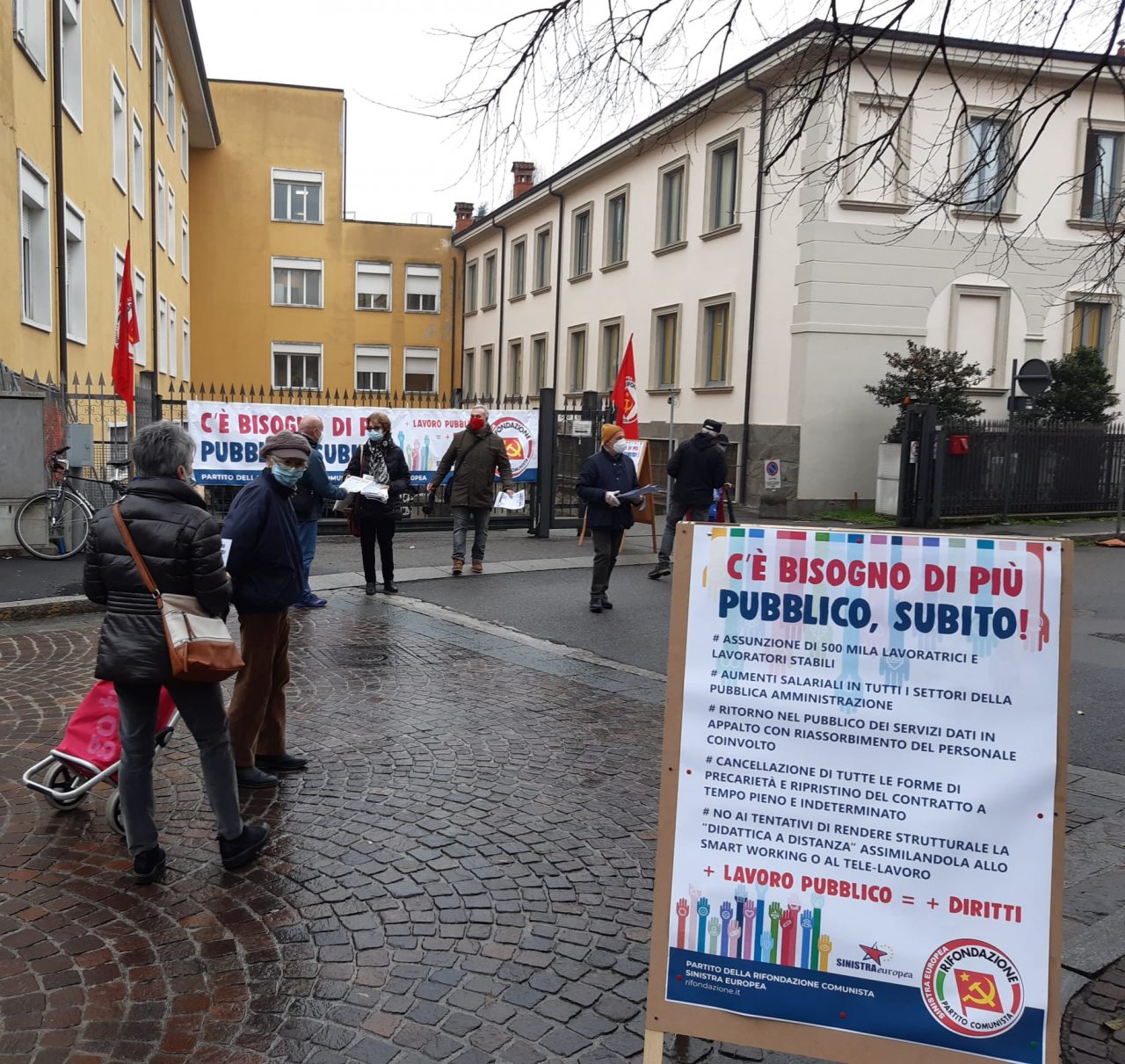 più pubblico subito, manifestazione di rifondazione comunista davanti all'ospedale uboldo di cernusco sul naviglio