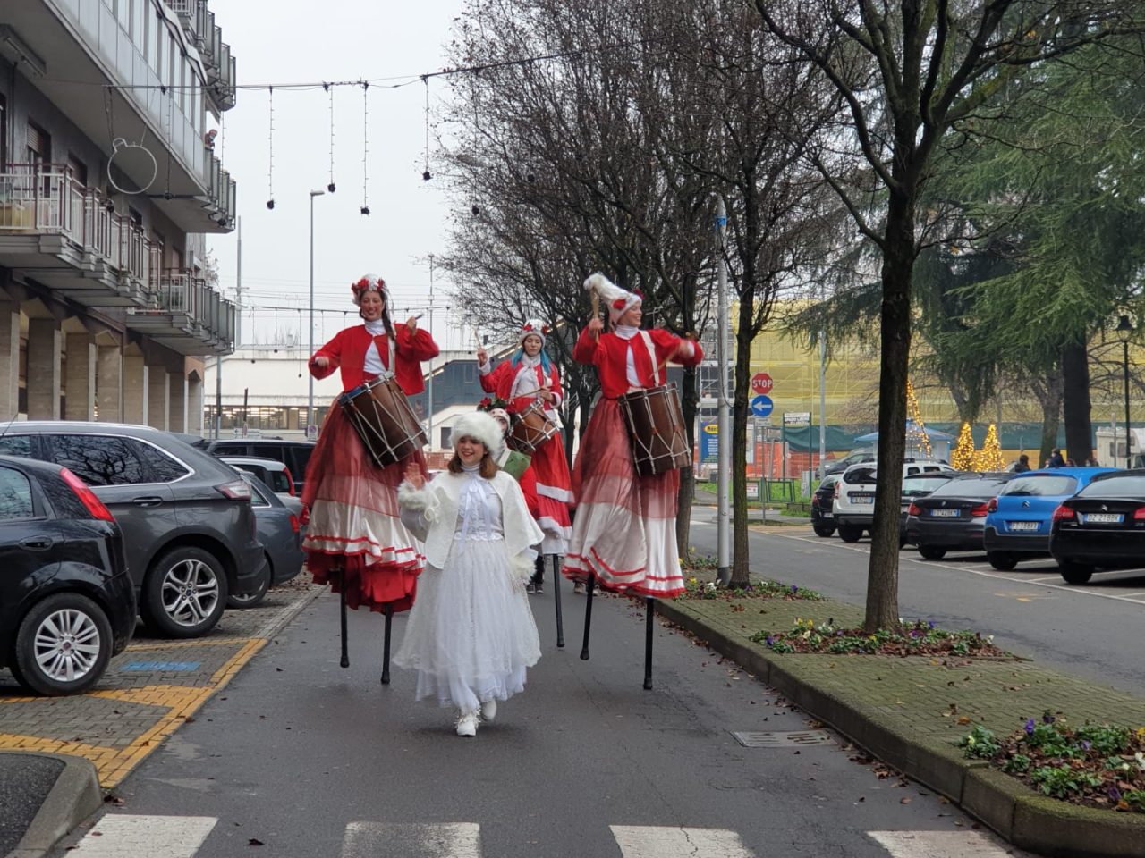 Babbo Natale trampoliere sfila per Cassina