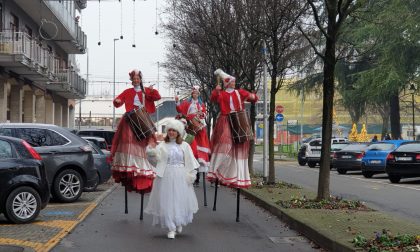 Babbo Natale trampoliere sfila per Cassina