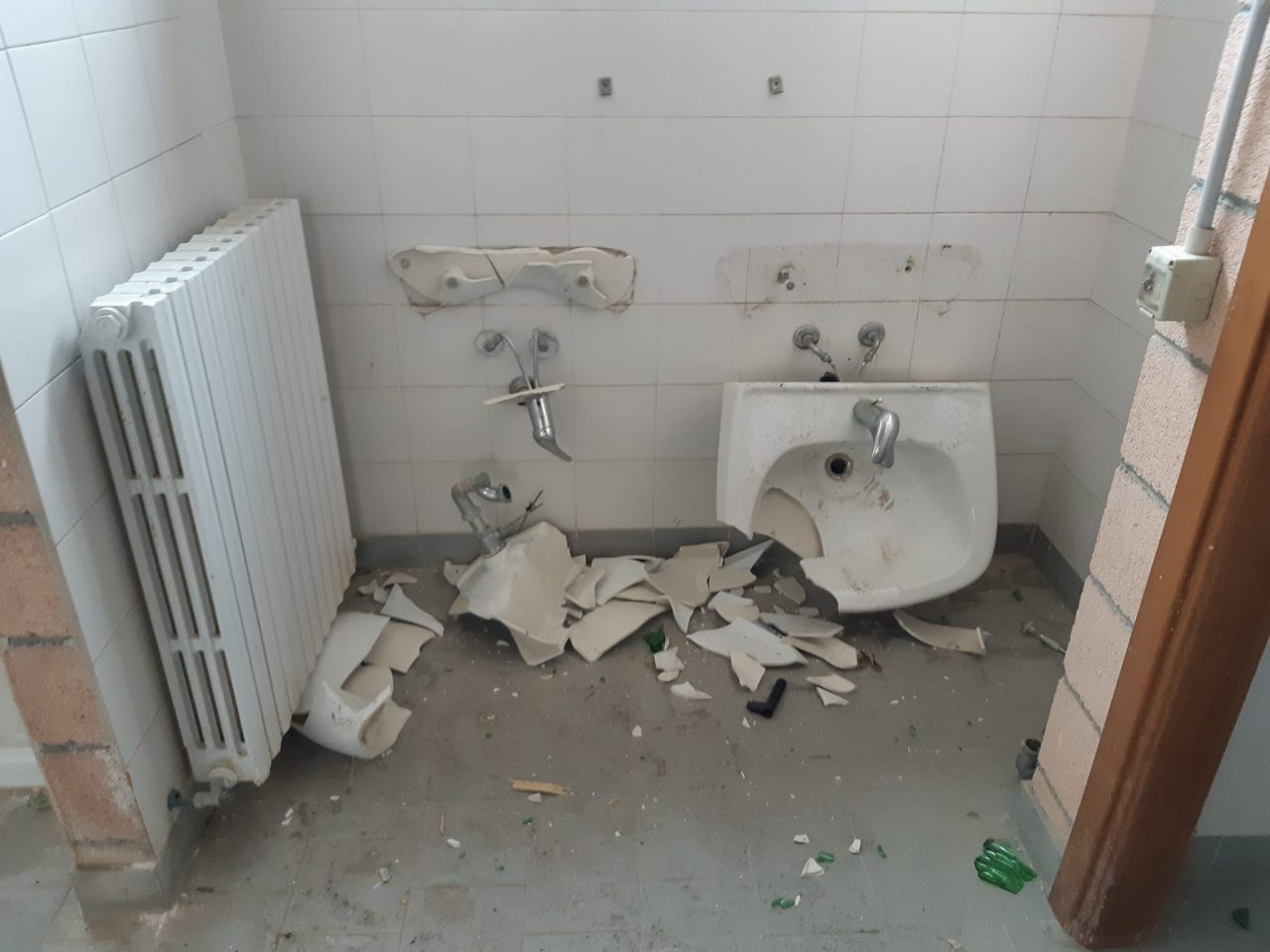 Devastante raid dei vandali al centro sportivo di Cassina de’ Pecchi FOTO