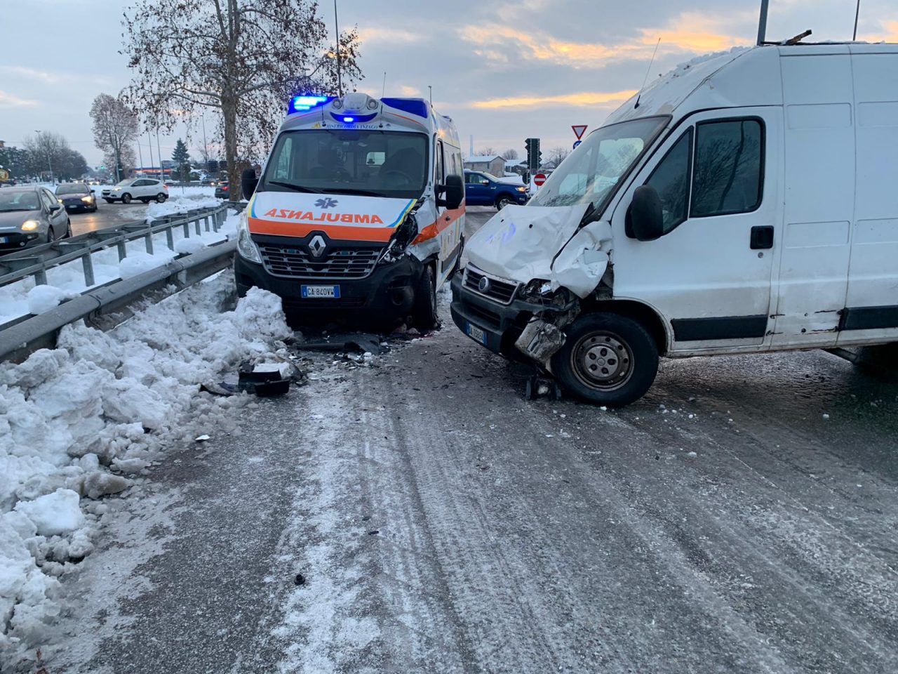 Ambulanza nuova distrutta da un furgone tradito dal ghiaccio