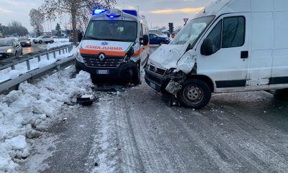 Ambulanza nuova distrutta da un furgone tradito dal ghiaccio