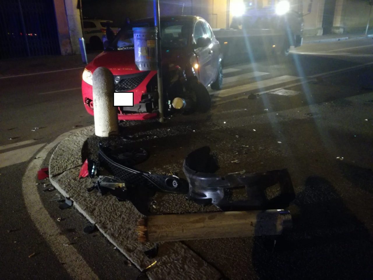 Perde il controllo dell’auto e abbatte cinque paletti  FOTO