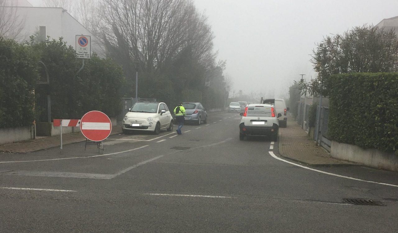 Viabilità alternativa per il cantiere: anche il postino viaggia contromano…