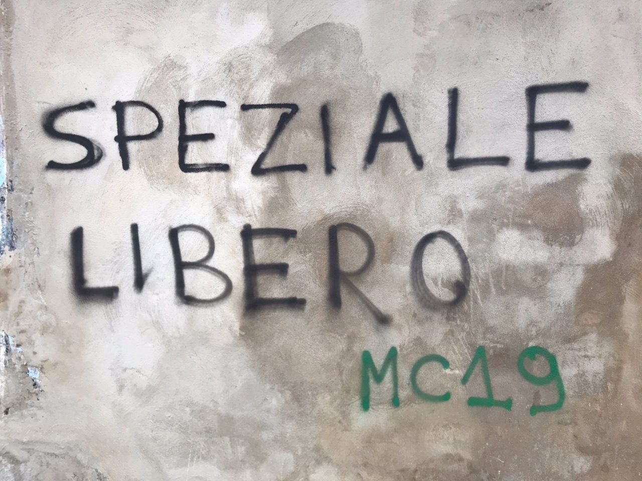 Graffito degli ultras per l’assassino del poliziotto: “Speziale libero”