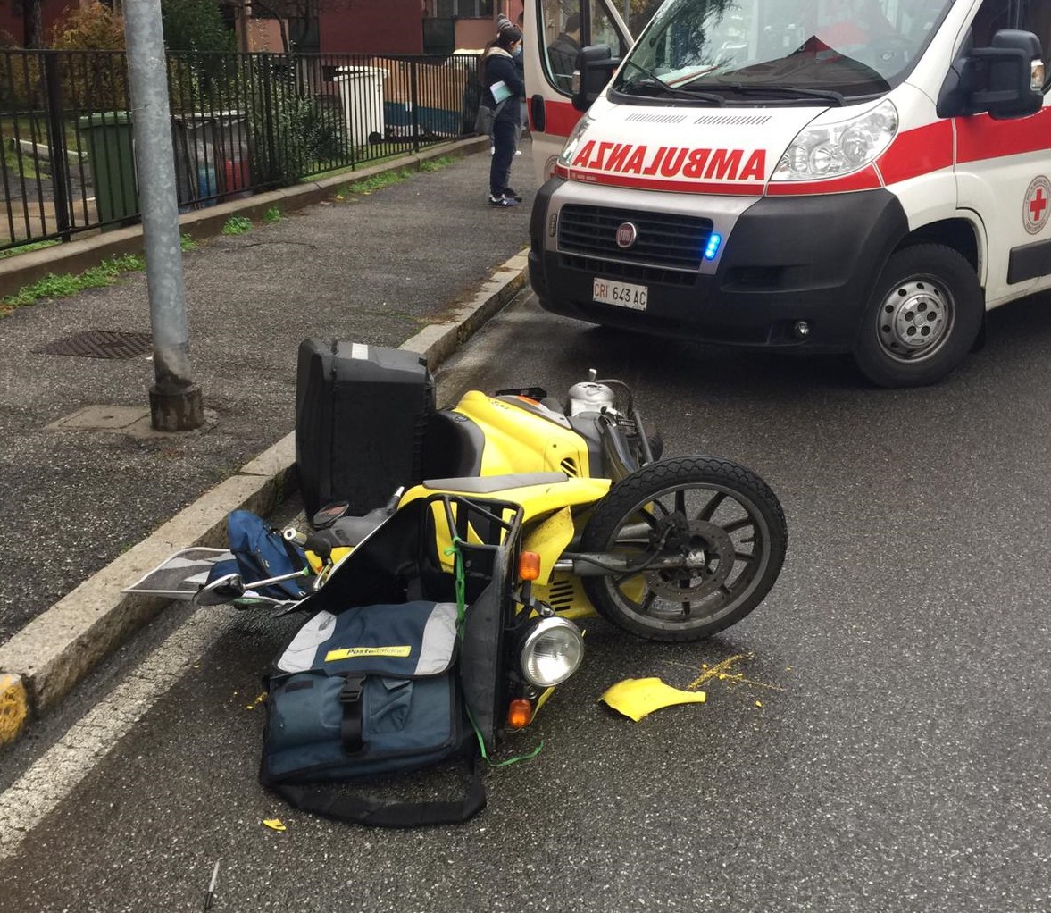 Scontro con un’auto: ferito postino di 21 anni in motorino