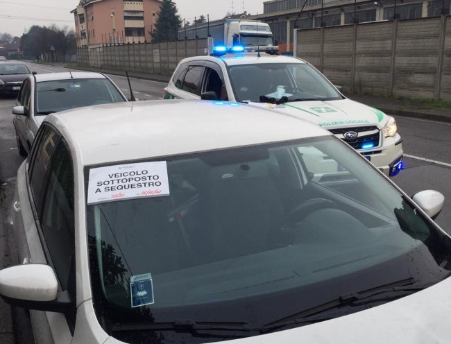La macchina “scatola cinese” fermata dalla Polizia Locale: 3mila euro di multe e sequestro