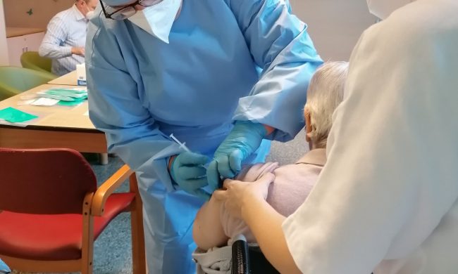 Vaccini anti Covid: somministrazioni in calo. “Rallentamento dovuto a mancate consegne”