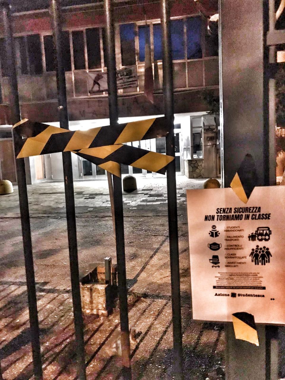 Scuola “sigillata” per protesta. “In classe solo in sicurezza”