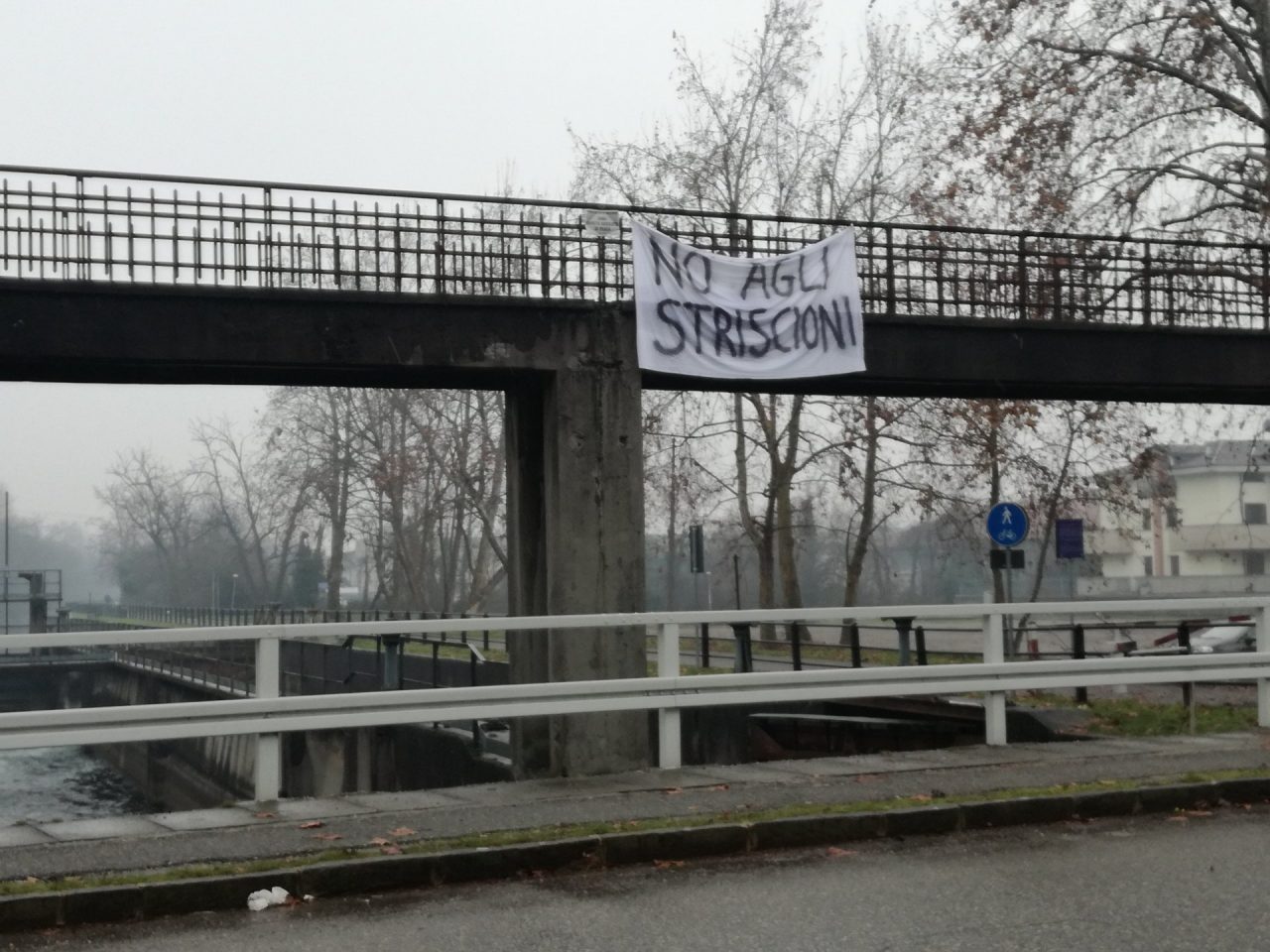 Uno striscione per dire “no”… agli striscioni