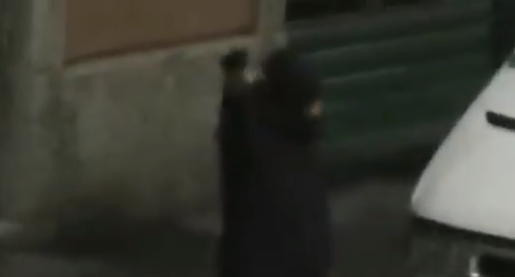 Festeggia il Capodanno sparando con una pistola in strada VIDEO