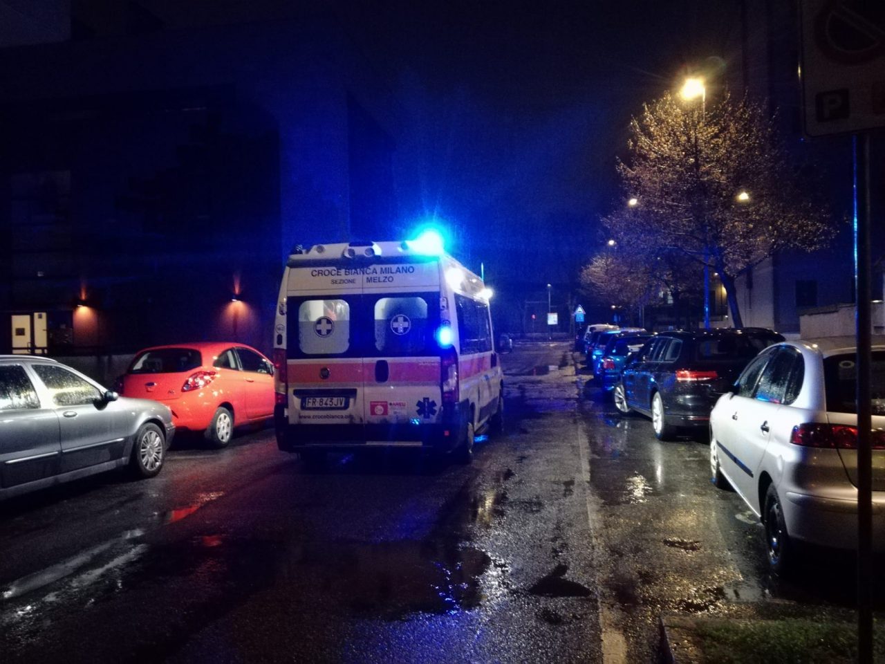 La madre non la fa uscire, lei si cala dalla finestra e scivola. Soccorsa dall’ambulanza