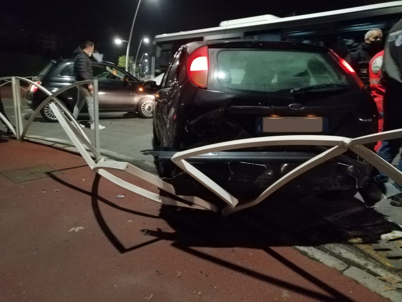 Scontro tra auto a Pioltello arriva l’ambulanza