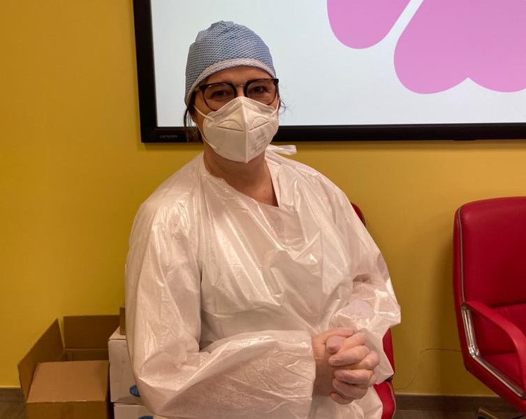 Infermiera inventa un distintivo per vaccinati Covid