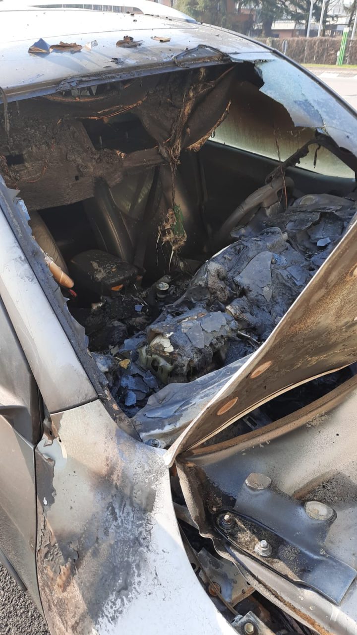 Un’altra auto bruciata a Cernusco: è tornato il piromane?
