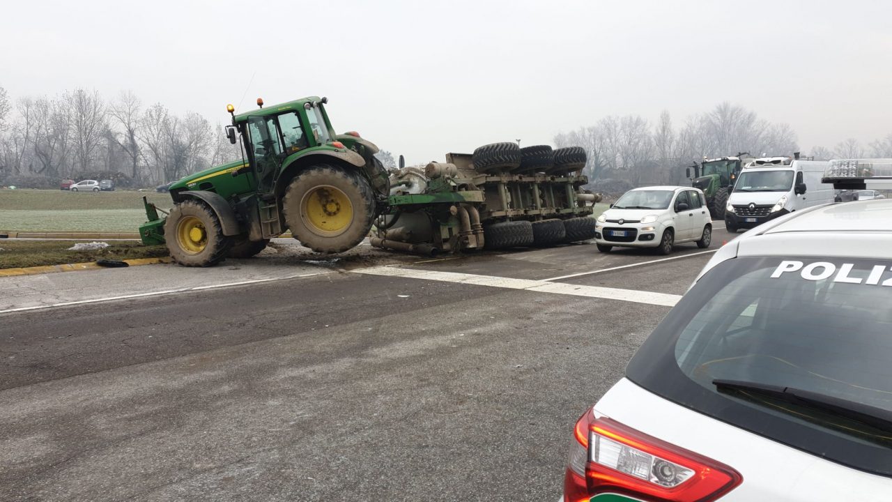 Incidente sulla Cerca tra auto e trattore: si ribalta il rimorchio