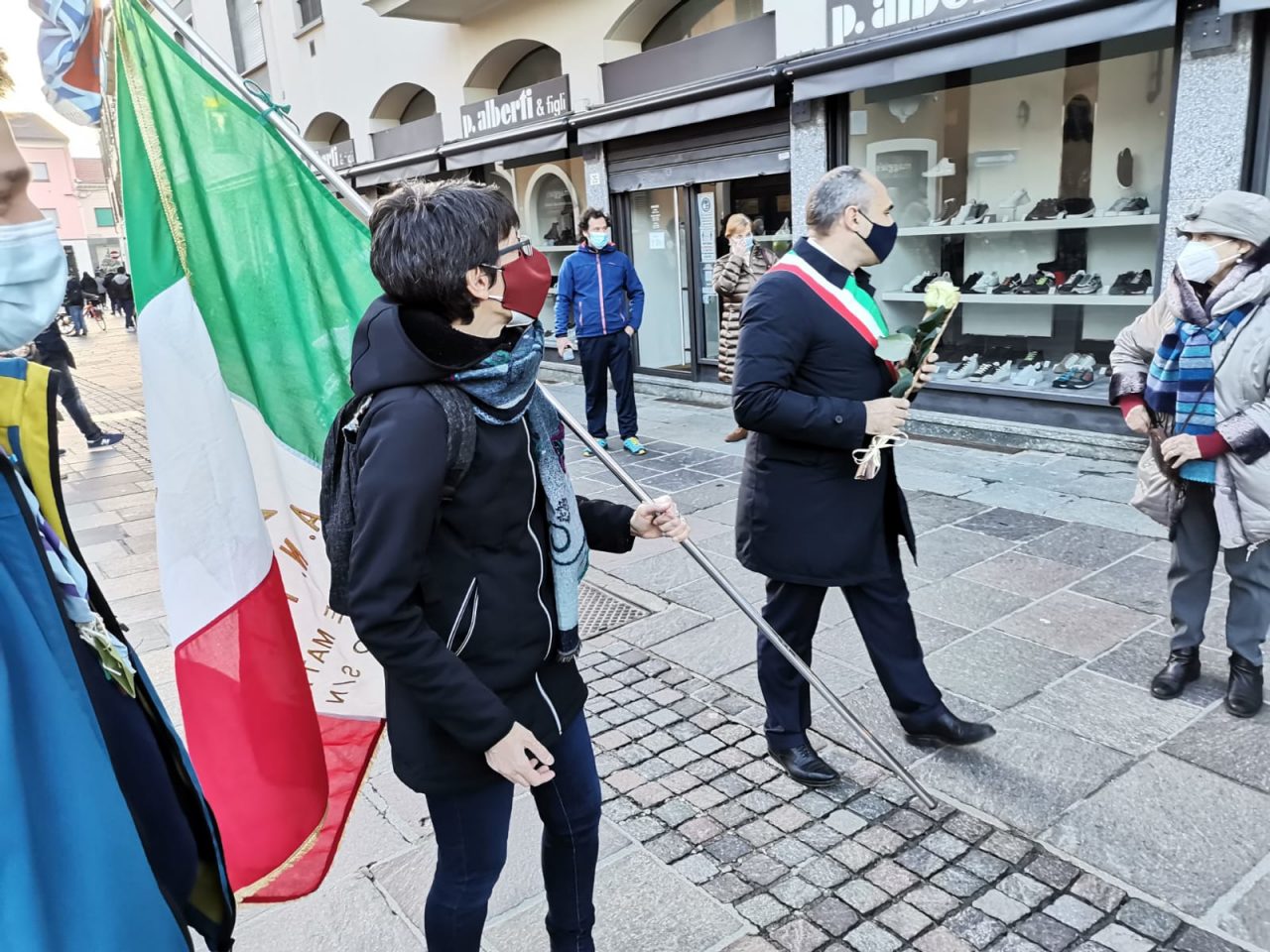 giornata della memoria a cernusco sul naviglio il sindaci ermanno zacchetti pone rose bianche sulle pietre d'inciampo