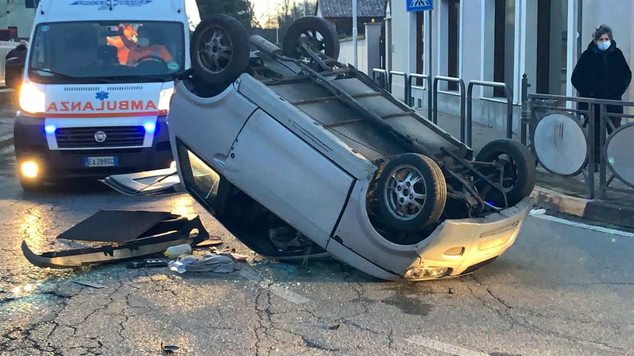 Si ribaltano con la minicar, tre minorenni feriti