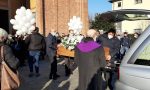 Palloncini bianchi e applausi per l’addio a Simone Mattarelli