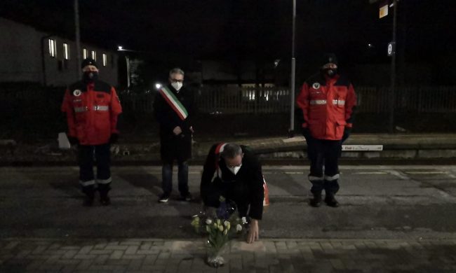 Distrutti i fiori per le vittime della strage del treno. Il sindaco al vandalo: “Ti prendo a calci in c… fino a Pioltello”