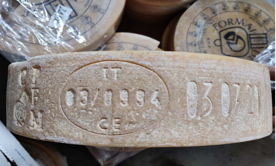 Listeria nel Formai de mut: richiamati 12 lotti di formaggio