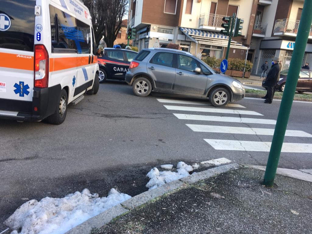Investito da un’auto mentre attraversa sulle strisce: ferito un 48enne