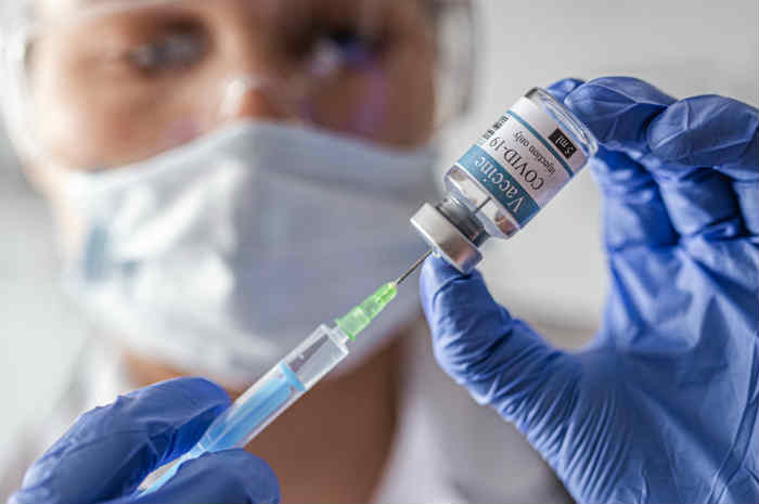 Ai medici richiamati per fare i vaccini sospesa la pensione