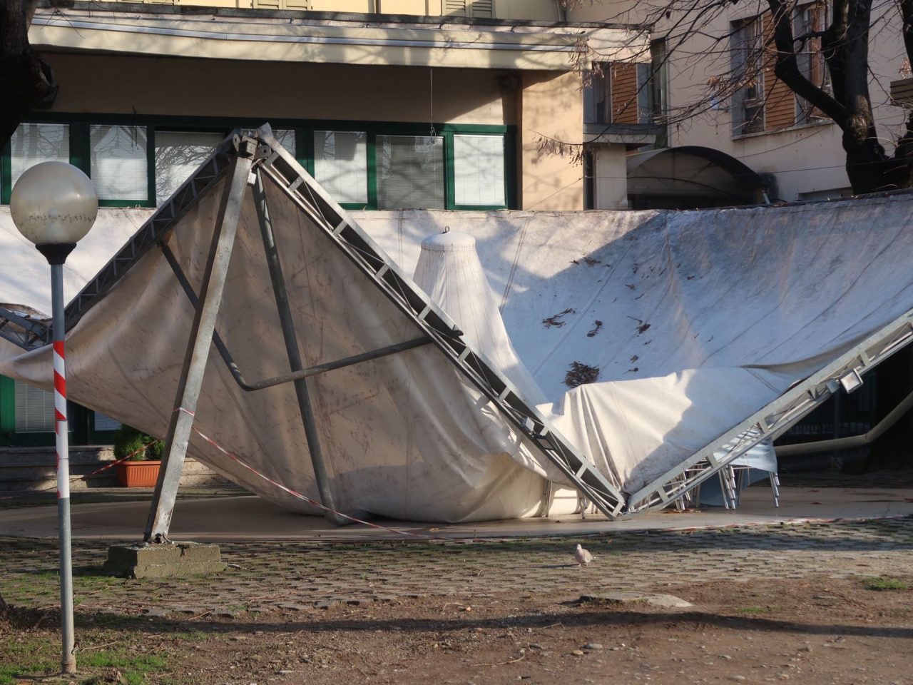Raccolta fondi per ricostruire la pagoda del centro anziani di Vaprio