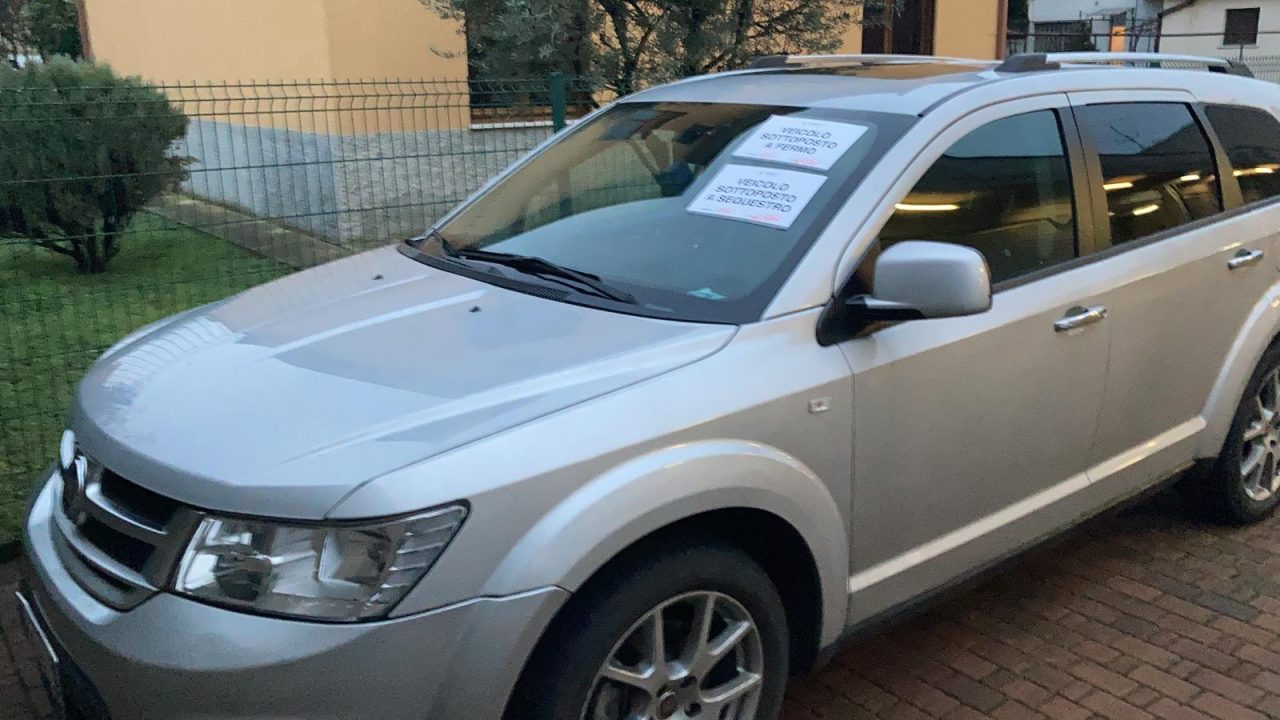 Revisione assente, patente scaduta e niente assicurazione: due auto sequestrate in poche ore