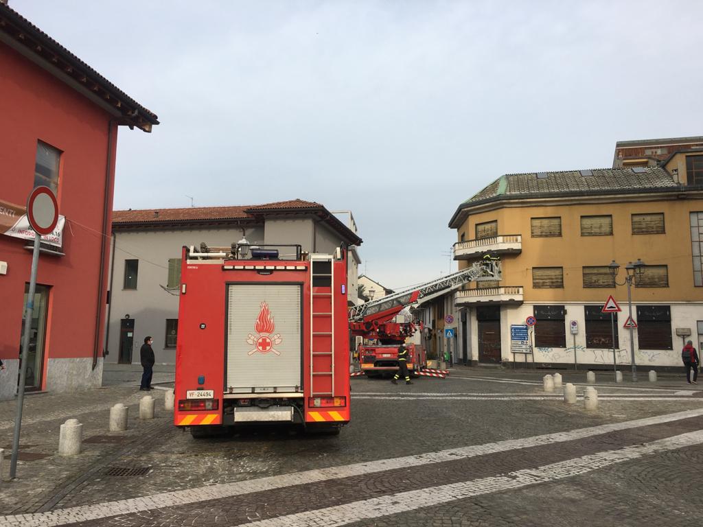 Tegole rischiano di precipitare dalla chiesa: intervengono i Vigili del fuoco FOTO