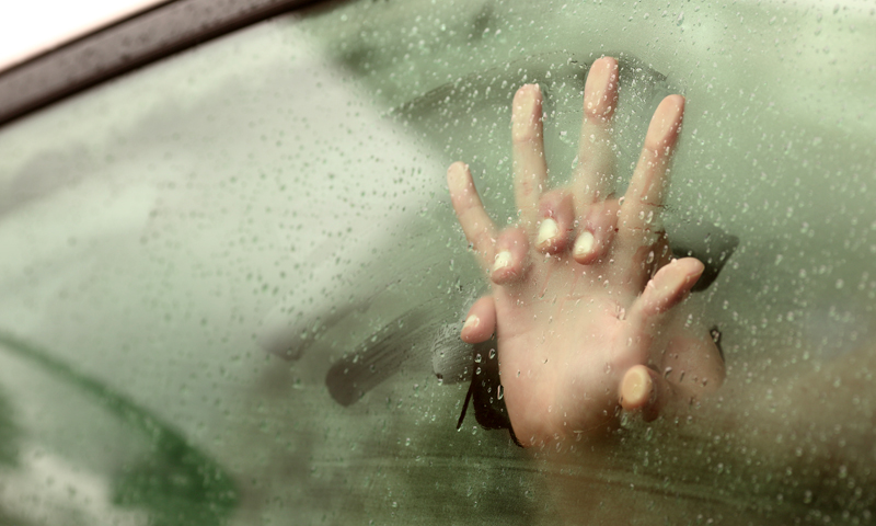 Sesso in auto vicino alle case a Cologno Monzese, un residente li caccia e scoppia il parapiglia
