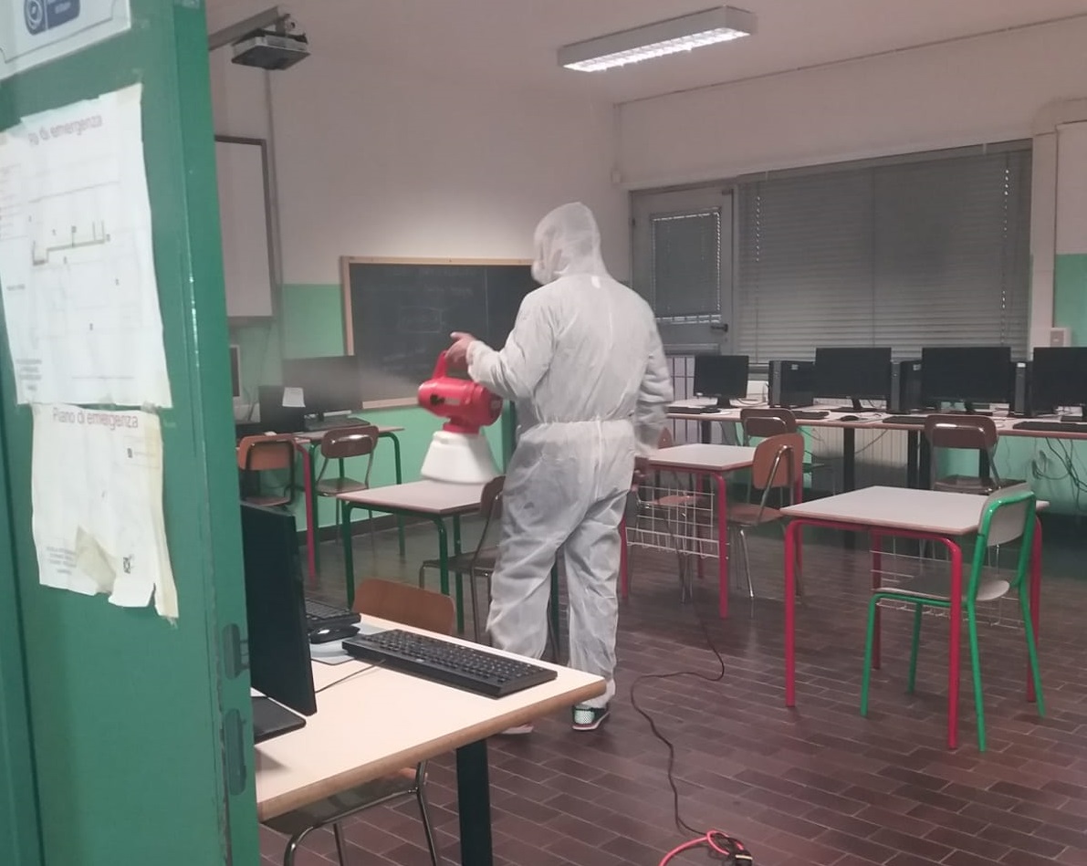 Operazione di sanificazione nella scuola media di Cambiago