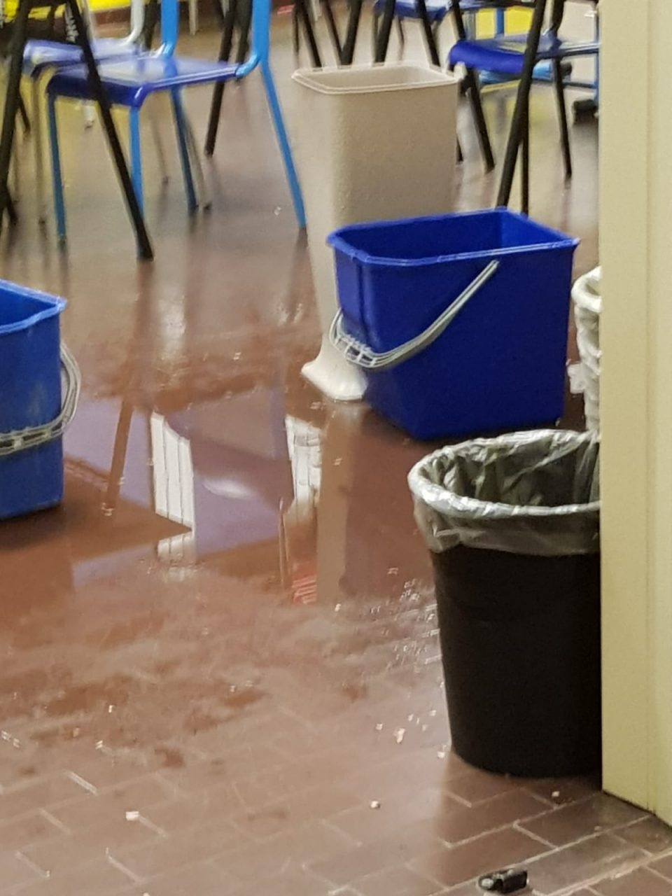 A Cassina de’ Pecchi piove tra i banchi di scuola