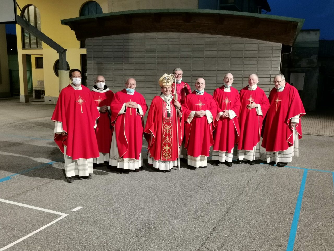 cernusco sul naviglio sacerdoti cernuschesi con arcivescovo mario delpini da sinistra don andrea citterio, ignoto, don luciano capra, delpini, dario gellera (diacono, in seconda fila), don andrea lupi, don renato corbetta, ignoto, don ettore bassani