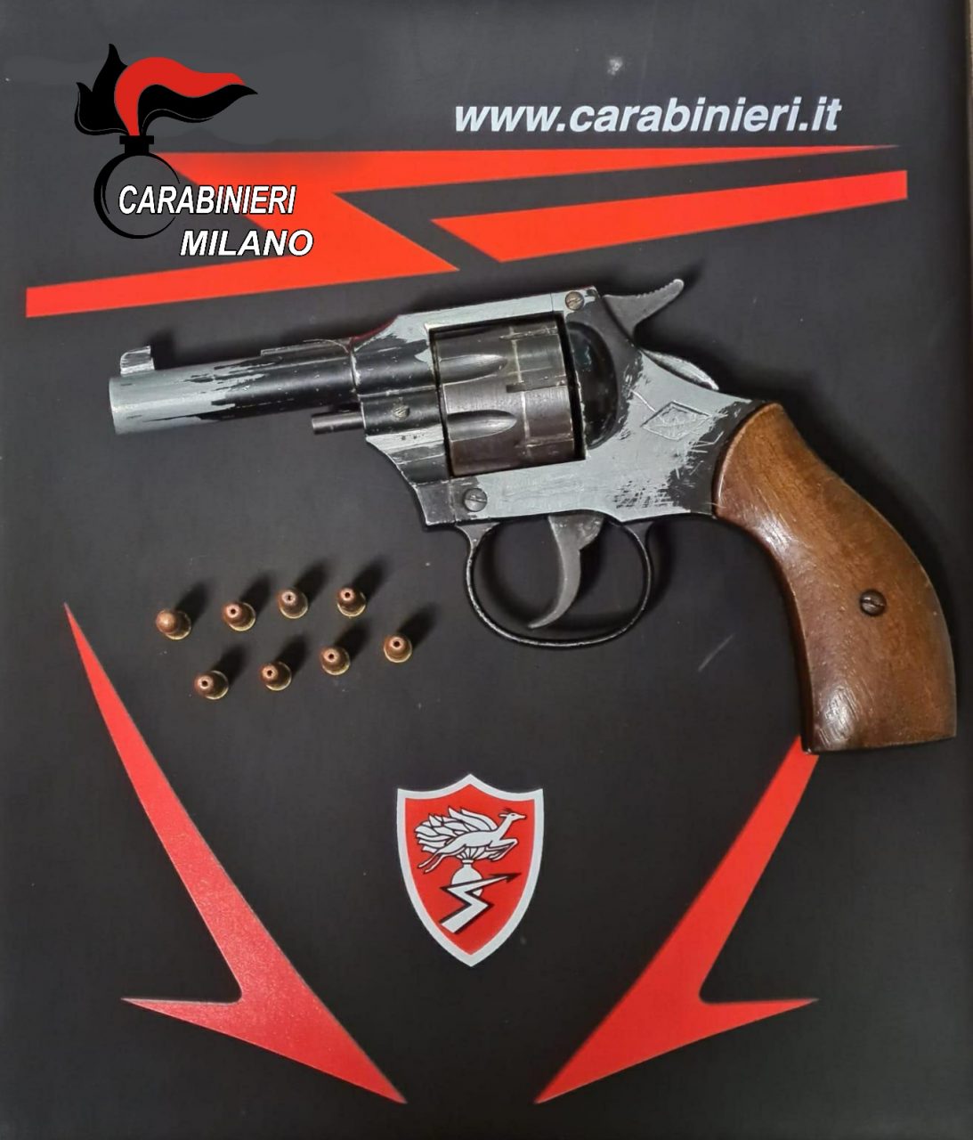 Settantenne importuna 19enne e la minaccia con una pistola: arrestato