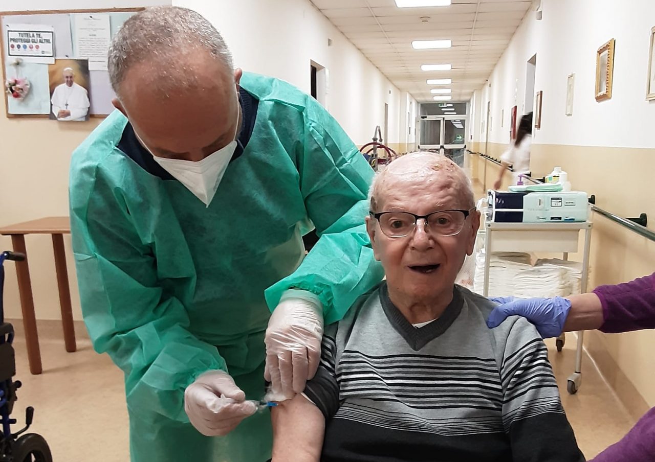 Arrivati (finalmente) i vaccini anche alla Rsa di Cologno: tra i primi vaccinati c’è don Luciano