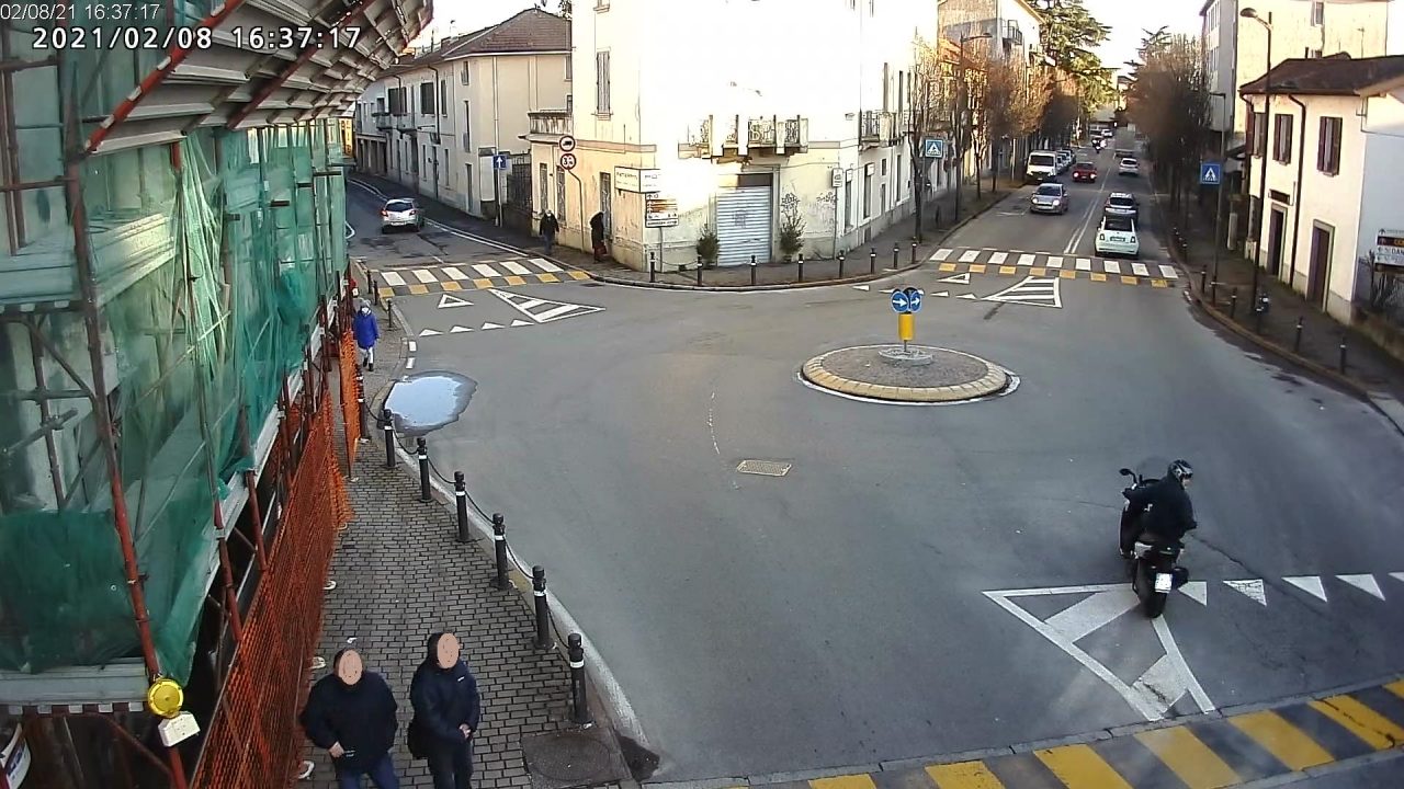Urta un bambino con lo scooter e poi scappa, le videocamere lo inchiodano