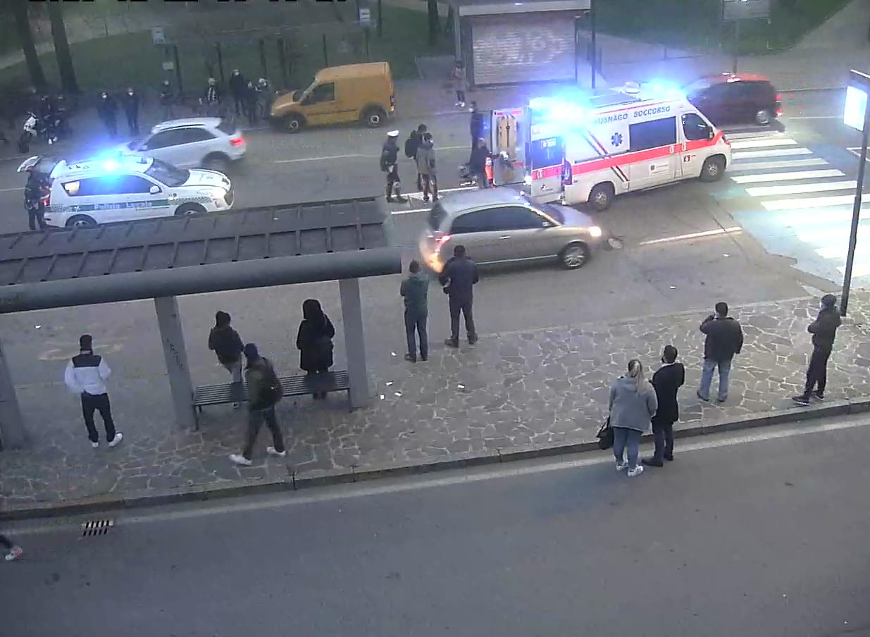 Diciassettenne in moto travolge donna sulle strisce e la manda in ospedale