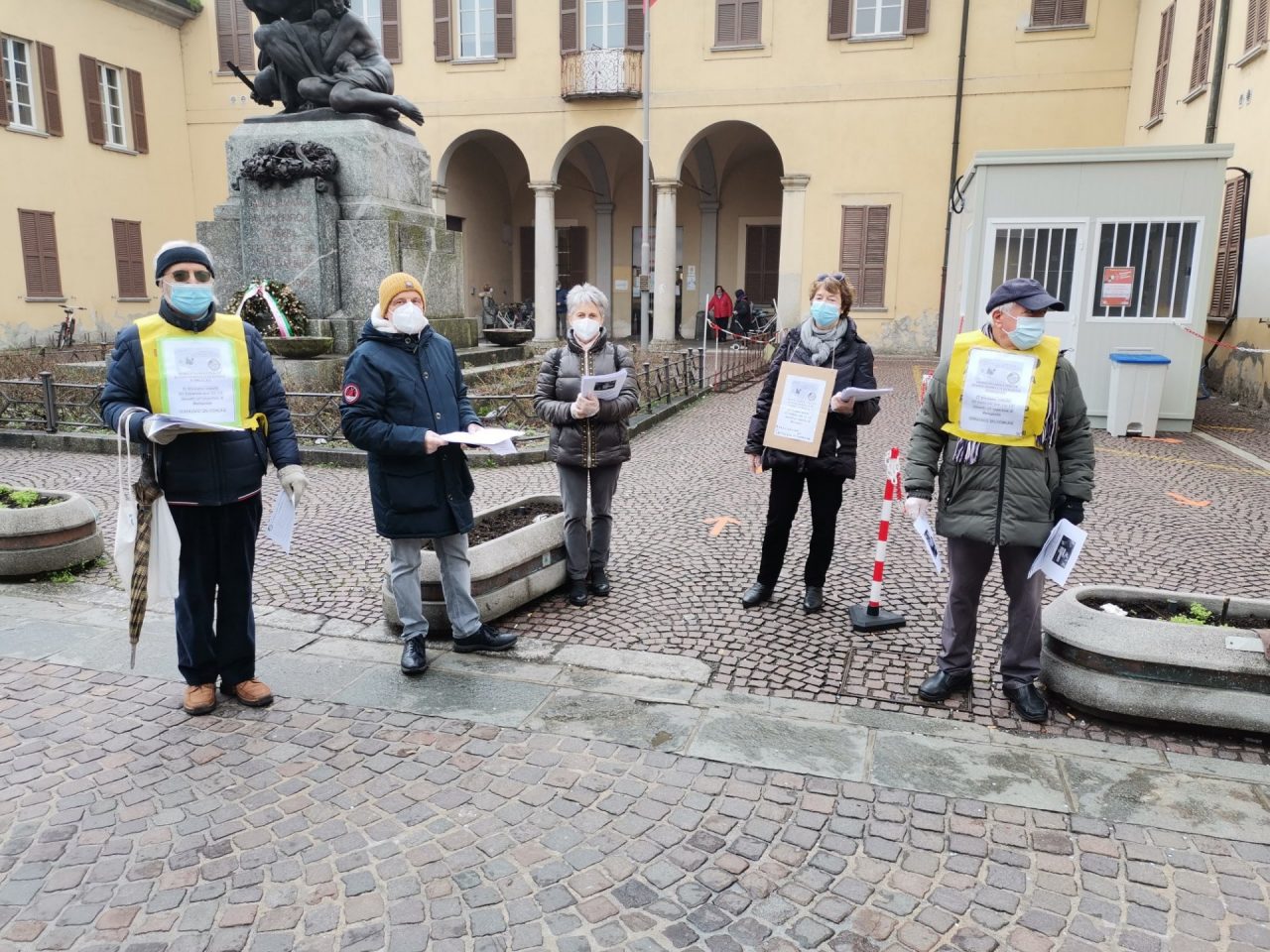 cernusco sul naviglio jeanine carteau associazione cernusco in comune volantinaggio davanti al cup contro la sanità lombarda