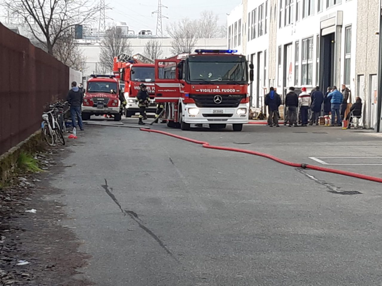 Allarme incendio in un capannone, intervento dei Vigili del fuoco