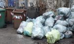 Sacchi della spazzatura e lavastoviglie abbandonati accanto alla mensa della scuola: i genitori protestano