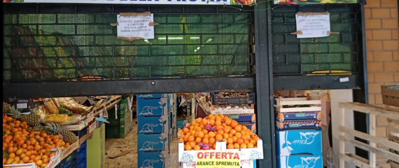 Servono i clienti senza mascherina: fruttivendoli multati e chiusi per 5 giorni