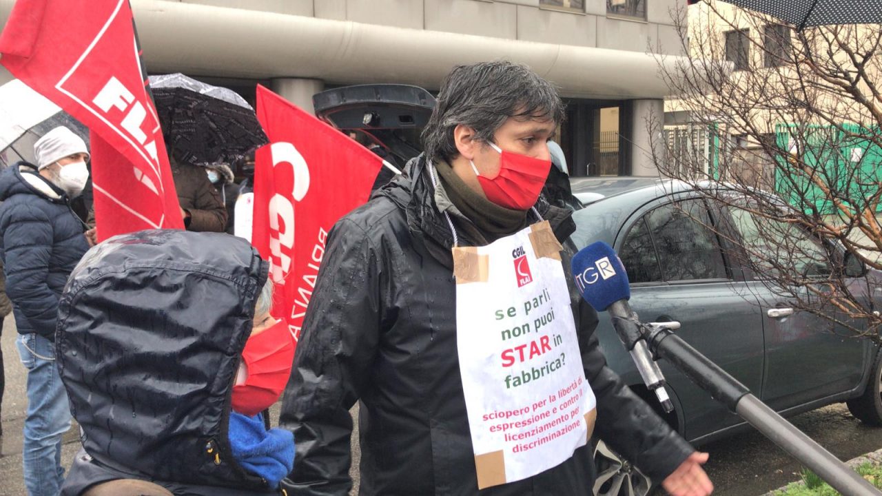 Sindacalista licenziato perché abbassa la mascherina, la protesta davanti alla Star