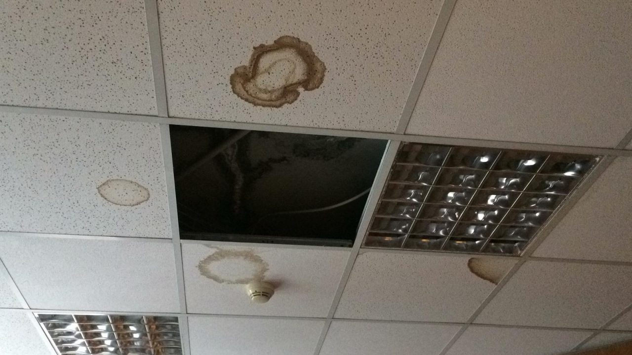 Cambiago, il tetto Centro diurno e del Municipio fanno acqua da tutte le parti