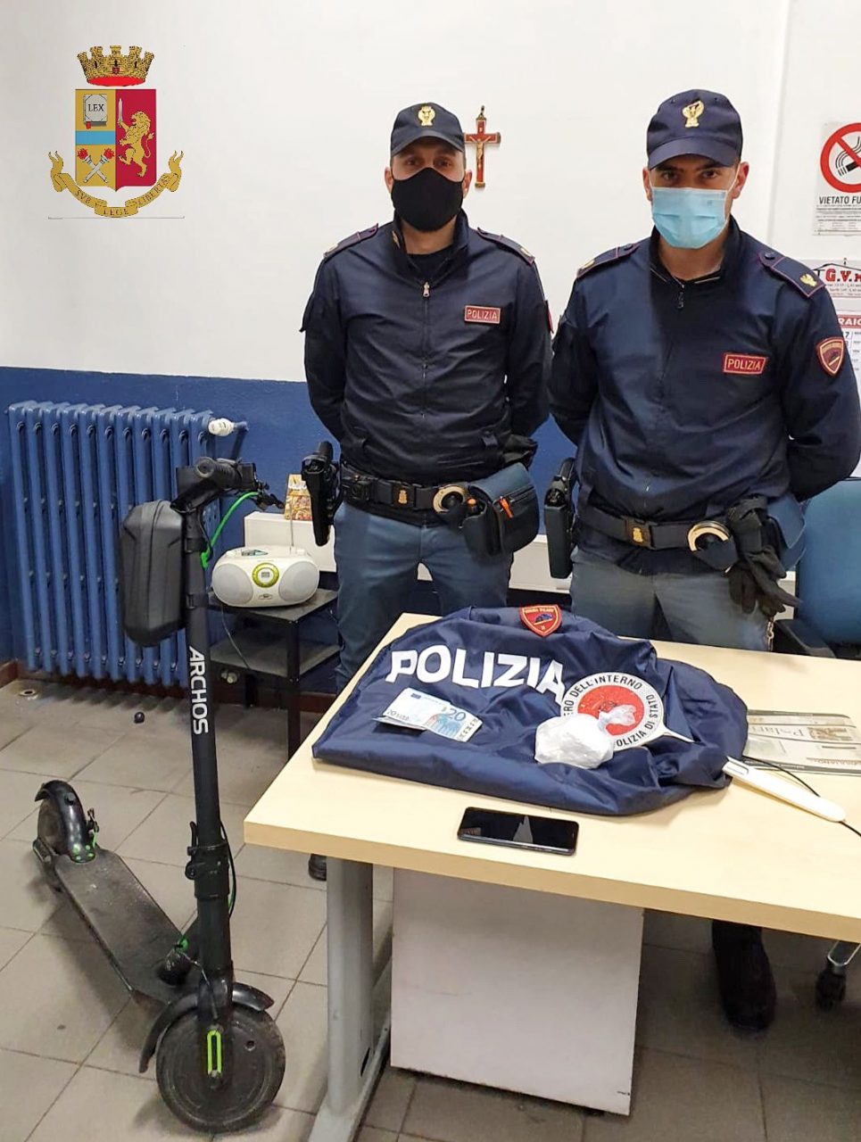 Spacciatore beccato con la cocaina nascosta… nel monopattino