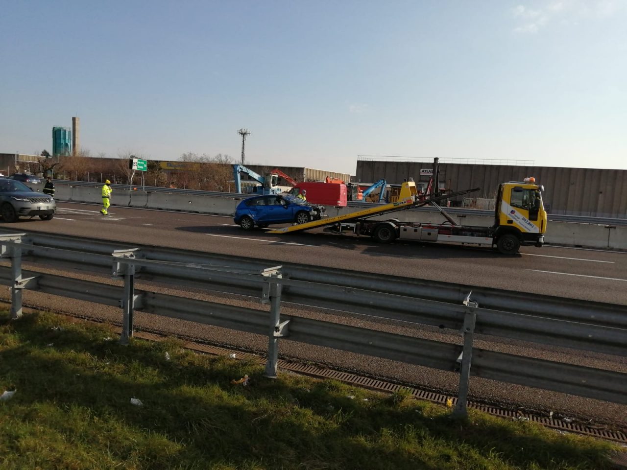 Incidente tra due auto in A4, due persone in ospedale