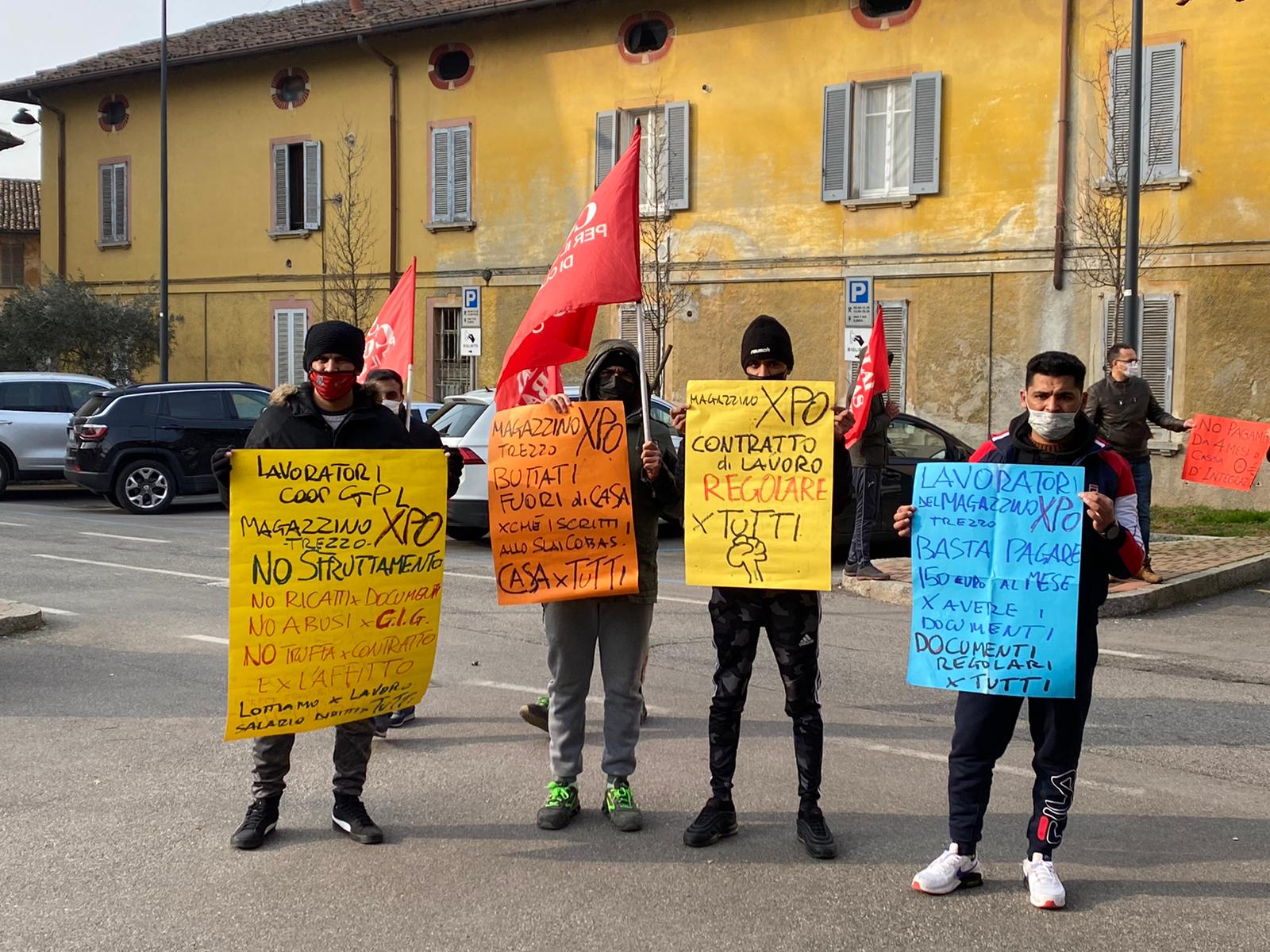 Xpo lavoratori e sindacalisti Slai Cobas proteste davanti ai cancelli del Comune di Trezzo sull'Adda